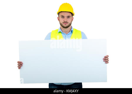 Happy männlichen Ingenieur Holding eine Anzeige leer Banner. Auf weissem Hintergrund Stockfoto