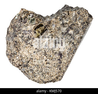 Makroaufnahmen von natürlichen Mineralgestein Muster - raw peridotite Stein mit Phlogopit Glimmer auf weißem Hintergrund von kovdor Region isoliert, Kola Peni Stockfoto