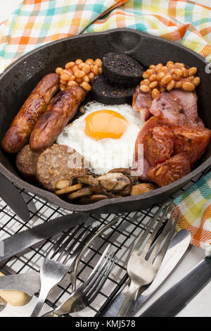 Komplettes schottisches Frühstück, in einer gusseisernen Pfanne zubereitet Stockfoto