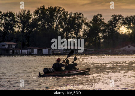 Serbien - Silhouetten von einem jungen Paar, das Rudern in einem Kanu entlang der Fluss Sava in Belgrad Stockfoto