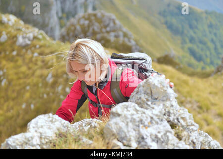 glücklich senior weiblichen Wanderer genießen outdoor-Aktivität Stockfoto
