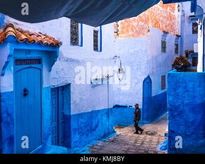 Marokko, street scene an Chechaouen.