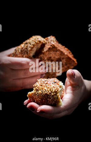 Leckeres Brot in der Frau Hände Stockfoto