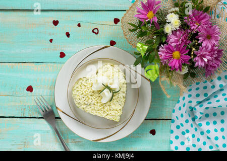 Salat mit Thunfisch, Apfel und Gemüse auf dem festlichen Tisch am Valentinstag. Stockfoto