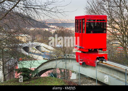 Prag, Tschechische Republik - 24 November: Touristen reisen mit roten Standseilbahn Park am 24. November zu mrazovka, 2017 in Prag, tschechische Republik. Stockfoto