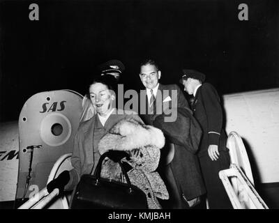 Der ehemalige New Yorker Gouverneur Thomas E. Dewey und seine Frau kamen mit SAS am Flughafen Kastrup in Kopenhagen an, was ein wichtiges Ereignis in seinem öffentlichen Leben war. Stockfoto