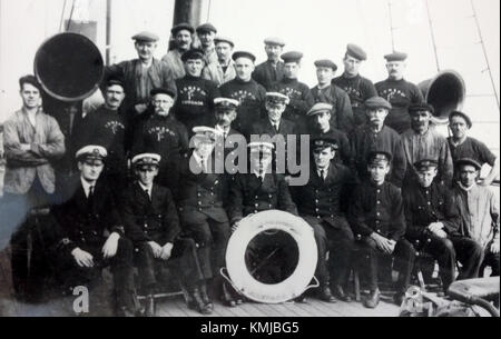 Ein historisches Foto aus dem Jahr 1928, das die Offiziere, Maschinenraumpersonal und Decksbesatzung des Tynwalds, eines bedeutenden Seeschiffs aus dem frühen 20. Jahrhundert, zeigt. Stockfoto