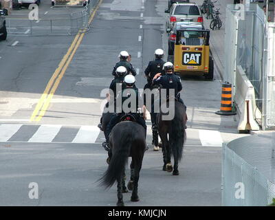 TORONTO - 23. JUNI 2010 - Polizisten marschieren auf den Straßen auf Pferde während der G20-Protest in Toronto, Ontario, Kanada. Stockfoto