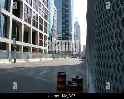 TORONTO - 23. Juni 2010 - Die Polizei Barrikaden um die Metro Convention Center während der G20-Proteste in Toronto, Ontario, Kanada. Stockfoto