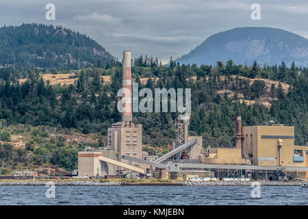 Die Schornsteinpflasteranlage an der Powell River (tiskwat) Mill von Catalyst Paper ist ein sichtbares und historisches Wahrzeichen an der Sunshine Coast von British Columbia. Die Fabrik wurde 2021 stillgelegt. Stockfoto