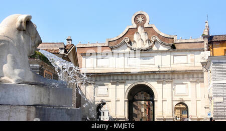 Tor der Piazza del Popolo und Brunnen Löwe in Rom Italien Stockfoto