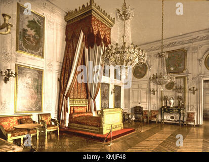 Das Grand Trianon befindet sich im Schloss von Versailles und umfasst eine Kammer, die mit Königin Victoria verbunden ist. Der Raum verfügt über elegante Designelemente aus dem 18. Jahrhundert, die königliche französische und britische Geschichte widerspiegeln. Stockfoto