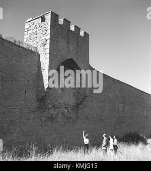 Visby Ringwall auf Gotland Island, Schweden, ist eine mittelalterliche Steinmauer, die die Altstadt von Visby umgibt. Als Teil der KMB-Sammlung ist sie unter der Nummer 16001000021508 katalogisiert und gehört zum UNESCO-Weltkulturerbe und stellt mittelalterliche Architektur und historische Verteidigungsbauten dar. Stockfoto