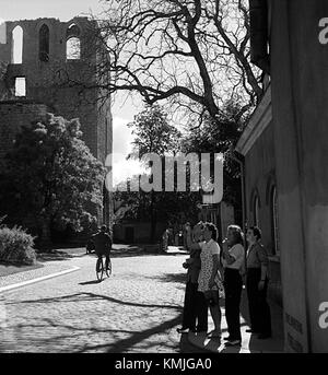 Die Visby Ringmauer (Visby ringmur) ist eine mittelalterliche Stadtmauer, die die historische Stadt Visby in Schweden umgibt. Es ist unter der KMB-Nummer 16001000021550 katalogisiert und gehört zum UNESCO-Weltkulturerbe, bekannt für seinen gut erhaltenen Zustand und seine historische Bedeutung. Stockfoto