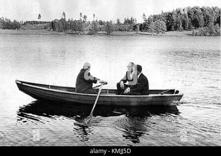 Ein historisches Treffen zwischen dem schwedischen Premierminister Tage Erlander und dem sowjetischen Ministerpräsidenten Nikita Chruschtschow im Jahr 1964, das einen wichtigen Moment in der Diplomatie des Kalten Krieges markiert. Stockfoto