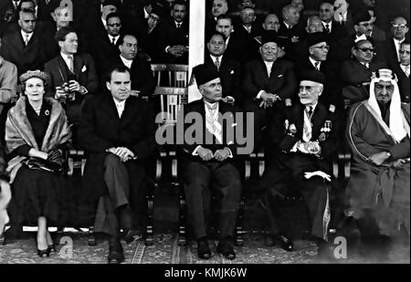 Ein historisches Treffen zwischen dem tunesischen Präsidenten Habib Bourguiba, dem US-Präsidenten Dwight D. Eisenhower und König Saud von Saudi-Arabien im Jahr 1957, das die diplomatischen Beziehungen widerspiegelt. Stockfoto