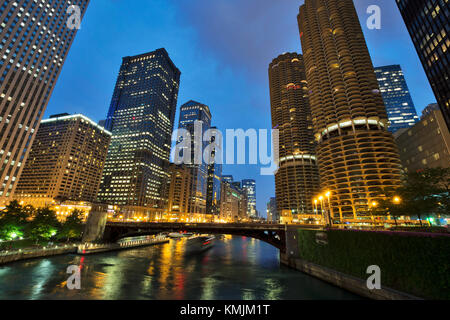 Malerische Chicago River Riverwalk bei Nacht in chicagio, Illinois Stockfoto