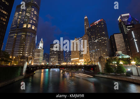 Malerische Chicago River Riverwalk bei Nacht in chicagio, Illinois Stockfoto