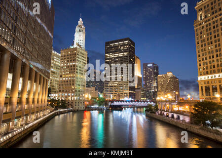 Malerische Chicago River Riverwalk bei Nacht in chicagio, Illinois Stockfoto