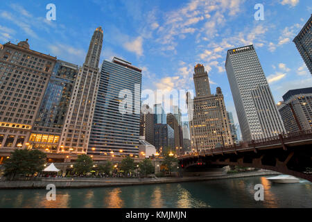 Malerische Chicago River Riverwalk bei Nacht in chicagio, Illinois Stockfoto