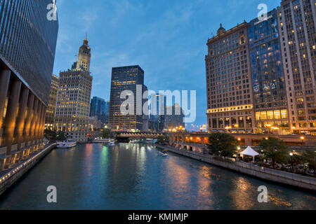 Malerische Chicago River Riverwalk bei Nacht in chicagio, Illinois Stockfoto