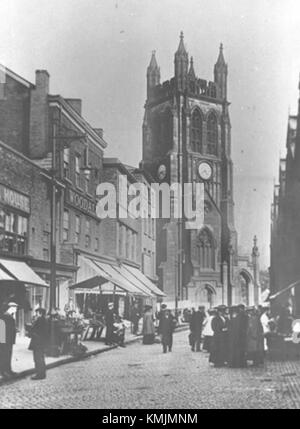 Die St. Mary's Church in Stockport, England, ist auf diesem historischen Foto aus der Zeit um 1910 festgehalten. Die Kirche ist ein ikonisches Gebäude in der Stadt, bekannt für ihre architektonische Schönheit und kulturelle Bedeutung. Stockfoto