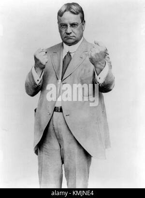 Hiram Johnson war zu Beginn des 20. Jahrhunderts eine prominente politische Persönlichkeit, bekannt für seine Arbeit als US-Senator und seine bedeutenden Beiträge zur amerikanischen Politik während seiner Amtszeit. Stockfoto