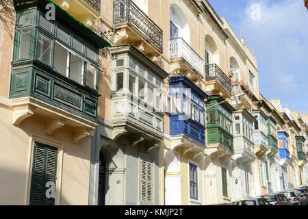 Die traditionelle maltesische bunten Holzbalkonen in Sliema auf Malta Stockfoto