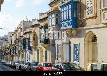 Sliema, Malta - 2. November 2017: Die traditionelle maltesische bunten Holzbalkonen in Sliema auf Malta Stockfoto