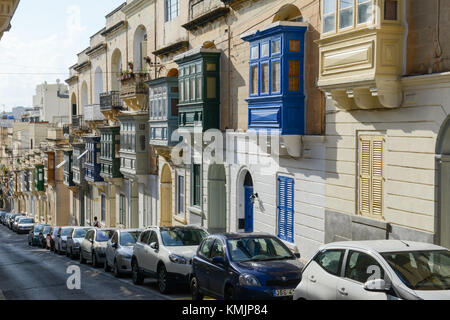 Sliema, Malta - 2. November 2017: Die traditionelle maltesische bunten Holzbalkonen in Sliema auf Malta Stockfoto