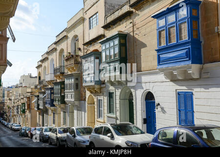 Sliema, Malta - 2. November 2017: Die traditionelle maltesische bunten Holzbalkonen in Sliema auf Malta Stockfoto