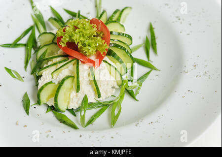 Gemüsesalat mit Gurken, Salat, Tomaten und Käse von original dekoriert Stockfoto