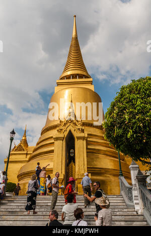 Phra Sri Rattana Chedi, ein Stupa in Sri Lanka Stil, im Tempel des Smaragd Buddha, Grand Palace, Bangkok Stockfoto