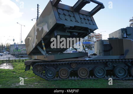 Griechische mlrs-Trägerraketen an ex-camp' paulou Mela" bei Santa Barbara Zeremonie Dez 2017, Thessaloniki, Griechenland Stockfoto