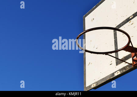 Basketball Ring und Backboard gegen den blauen Himmel Stockfoto