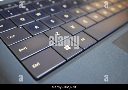 Nahaufnahme der QWERTY-Tastatur auf dem Surface Pro Computer-Tablet Stockfoto