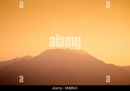 Sonnenuntergang hinter dem Berg Olymp in Griechenland Stockfoto