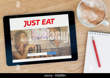Die einfach Essen website Funktionen auf einem iPad Tablet Gerät, das auf einem Tisch liegt neben einem Notizblock und Bleistift und eine Tasse Kaffee (nur redaktionell) Stockfoto