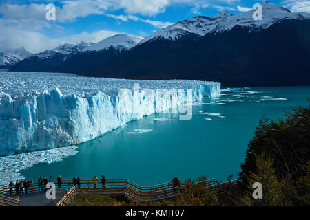 Touristen auf Gehweg und Perito Moreno Gletscher, Parque Nacional Los Glaciares (World Heritage Area), Patagonien, Argentinien, Südamerika Stockfoto