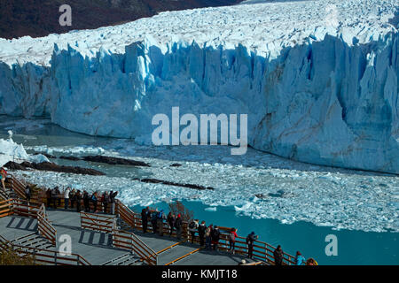 Touristen auf Gehweg und Perito Moreno Gletscher, Parque Nacional Los Glaciares (World Heritage Area), Patagonien, Argentinien, Südamerika Stockfoto