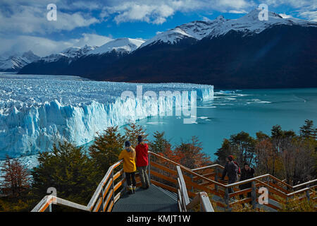 Touristen auf Gehweg und Perito Moreno Gletscher, Parque Nacional Los Glaciares (World Heritage Area), Patagonien, Argentinien, Südamerika Stockfoto