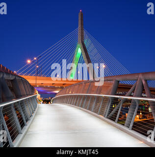 North Bank Gehweg und zakim Brücke bei Nacht in Boston, Massachusetts Stockfoto