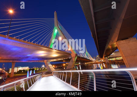 Zakim Brücke bei Nacht in Boston, Massachusetts Stockfoto