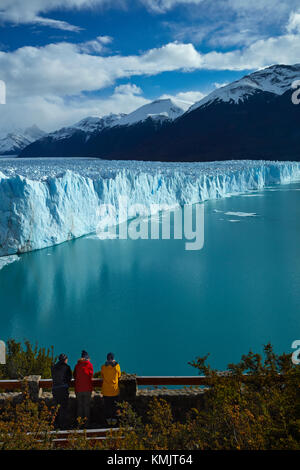 Touristen auf Gehweg und Perito Moreno Gletscher, Parque Nacional Los Glaciares (World Heritage Area), Patagonien, Argentinien, Südamerika (mr) Stockfoto