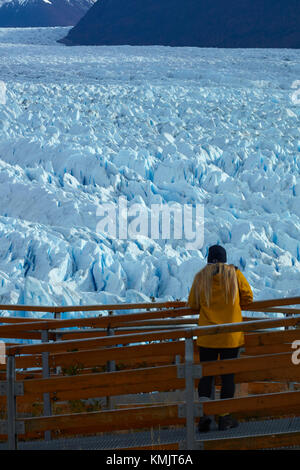 Touristische auf Gehweg und Perito Moreno Gletscher, Parque Nacional Los Glaciares (World Heritage Area), Patagonien, Argentinien, Südamerika (mr) Stockfoto