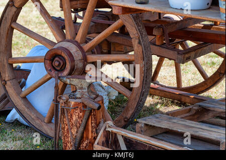 McMinnville, Oregon, USA - 13. August 2016: Nahaufnahme von hölzernen Wagen Räder und Tools sitzen auf Anzeige an Yamhill County Harvest Festival. Stockfoto