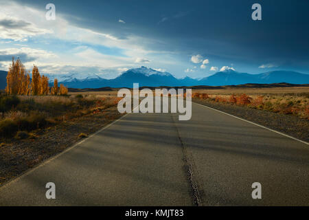 Straße und die Berge in der Nähe von El Calafate, Patagonien, Argentinien, Südamerika Stockfoto