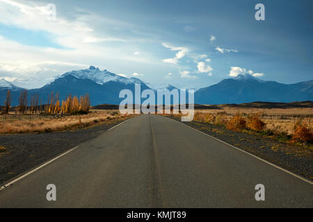 Straße und die Berge in der Nähe von El Calafate, Patagonien, Argentinien, Südamerika Stockfoto