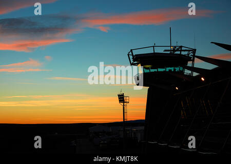 Sonnenaufgang über Kontrollturm am Flughafen El Calafate, Patagonien, Argentinien, Südamerika Stockfoto