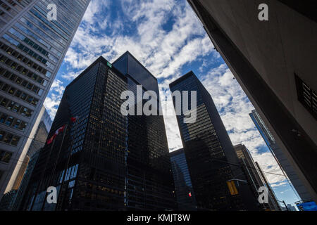 TORONTO, KANADA - 20. DEZEMBER 2016: Das Logo der TD Bank in Toronto, Ontario, nachts, umgeben von anderen Wolkenkratzern. TD oder Toronto D Stockfoto